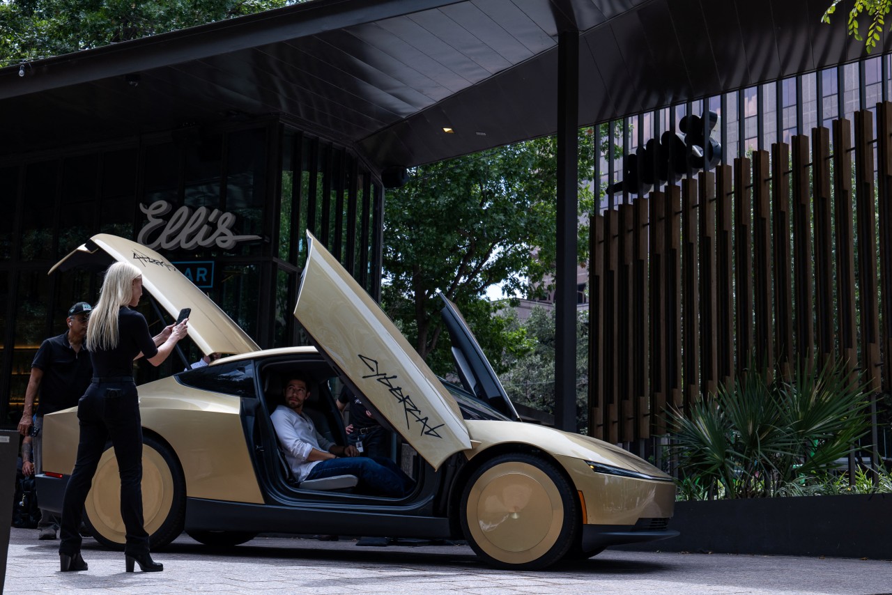 Tesla cybercabs hit Austin streets in expansion of robotaxi service