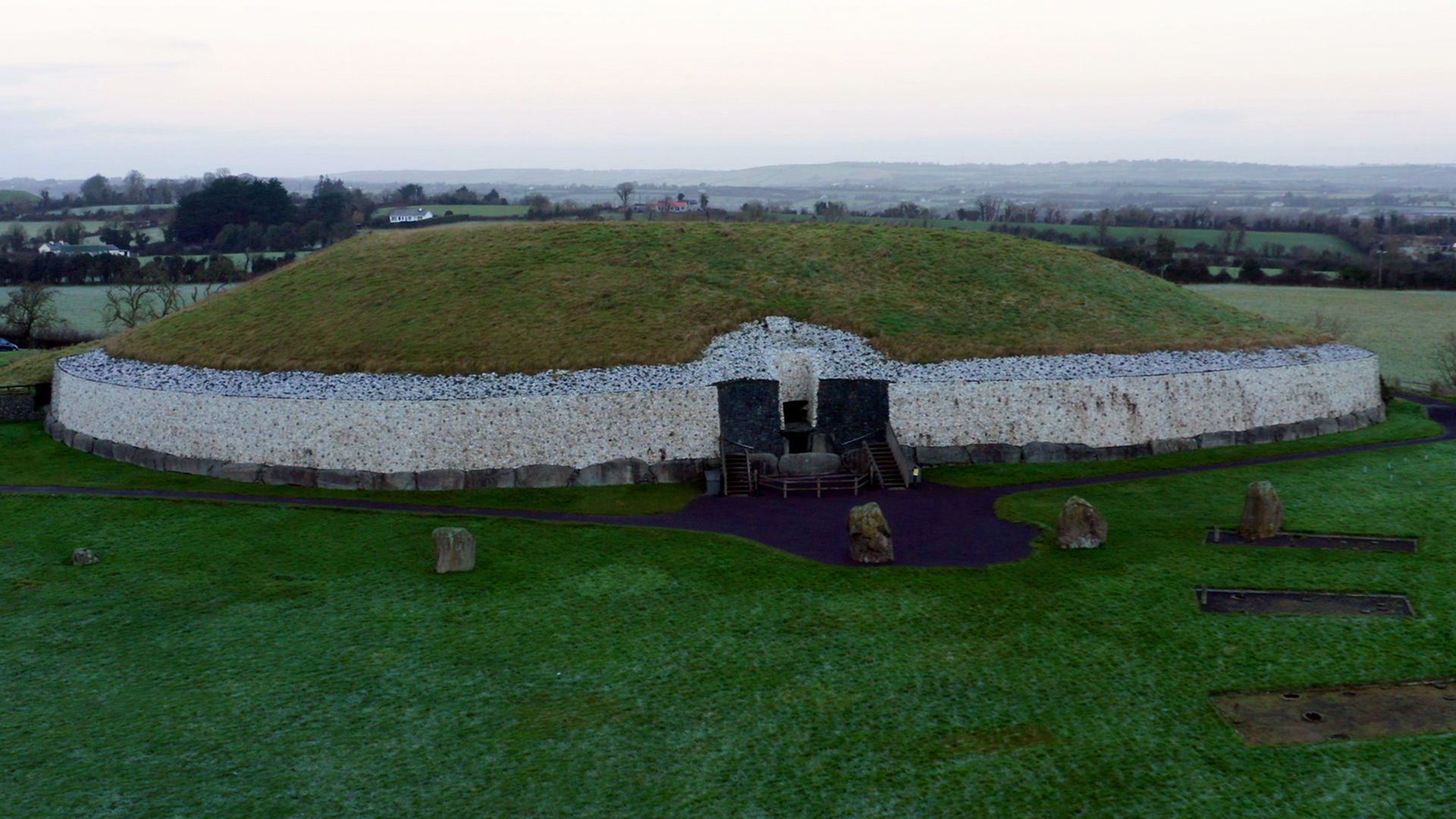 Mysterious Irish tomb uncovered | The UnXplained