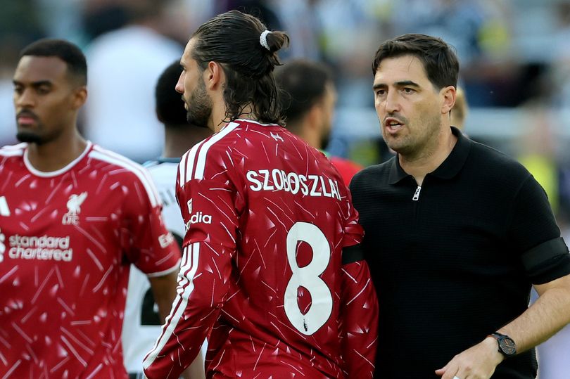 Liverpool head coach Andoni Iraola talks with Dominik Szoboszlai