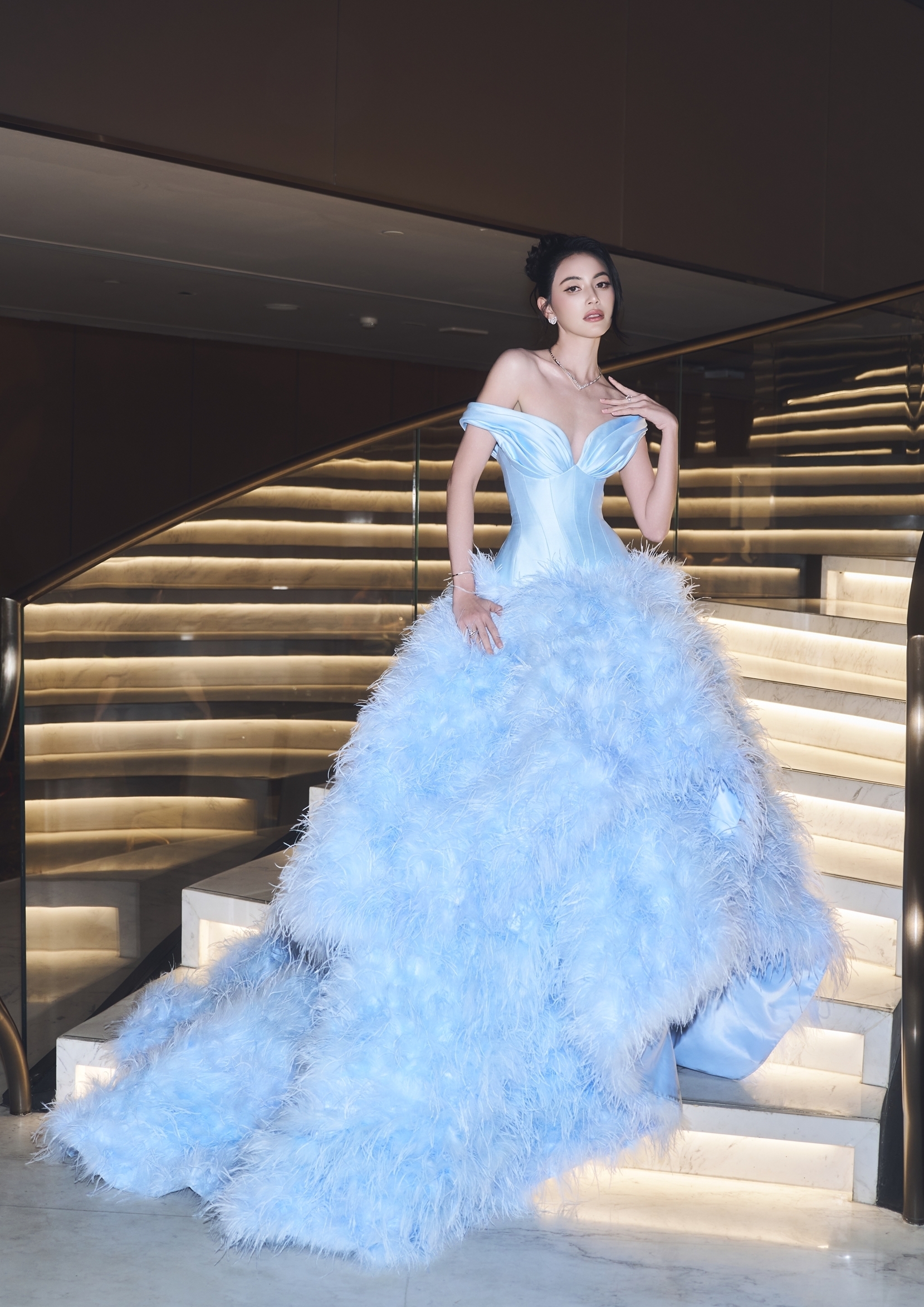 'Ma nữ đẹp nhất Thái Lan' diện đầm Lê Thanh Hòa