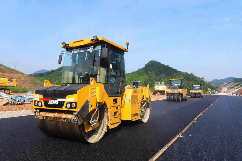 Người dân tự ý, cố tình đi vào công trường cao tốc Hữu Nghị-Chi Lăng