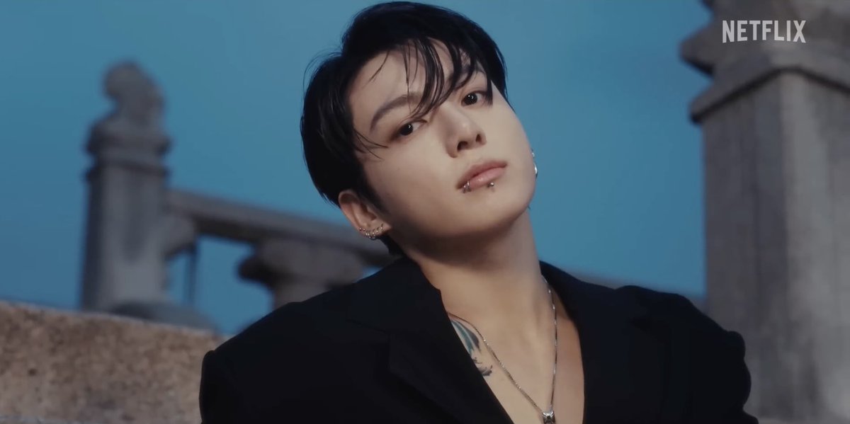 Jungkook (BTS) gây chú ý với chiếc túi đựng thuốc khi đang livestream