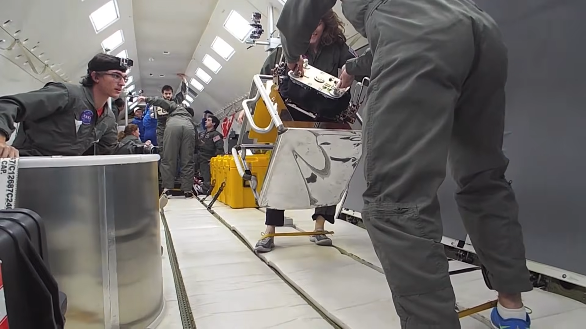 17gのロボットが20kgを引っ張る ― 秘密はヤモリの足にあった