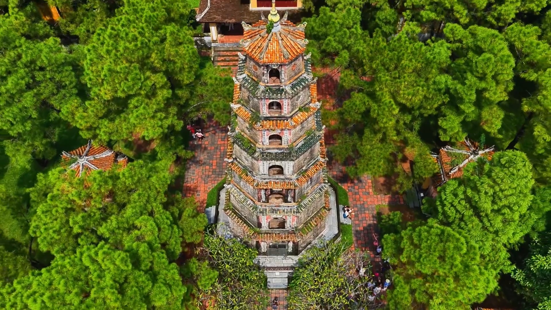 Pagoda Thien Mu, Vietnam: Vistas aéreas del emblemático templo budista ...
