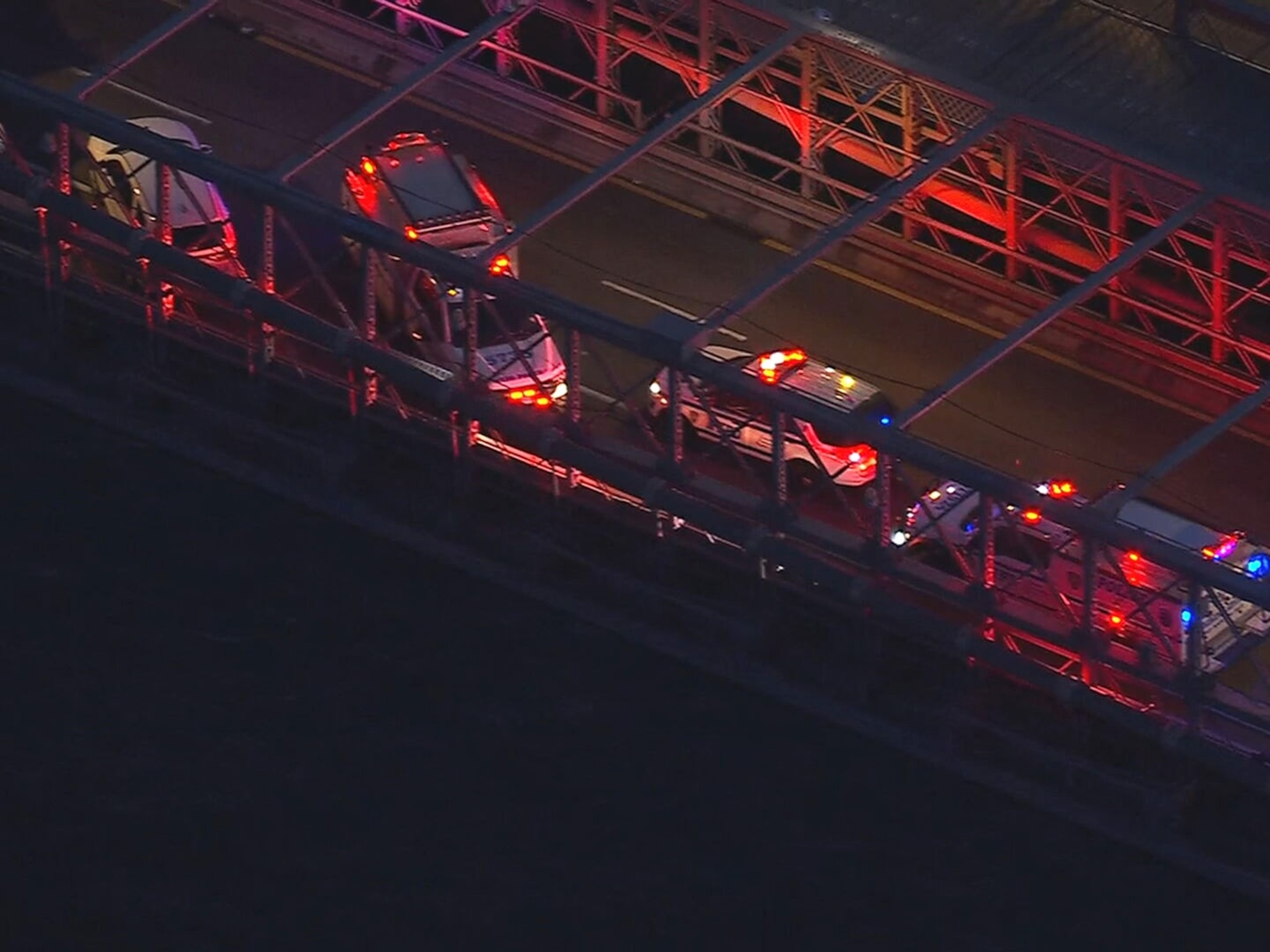 Police fatally shoot knife-wielding man on Brooklyn Bridge