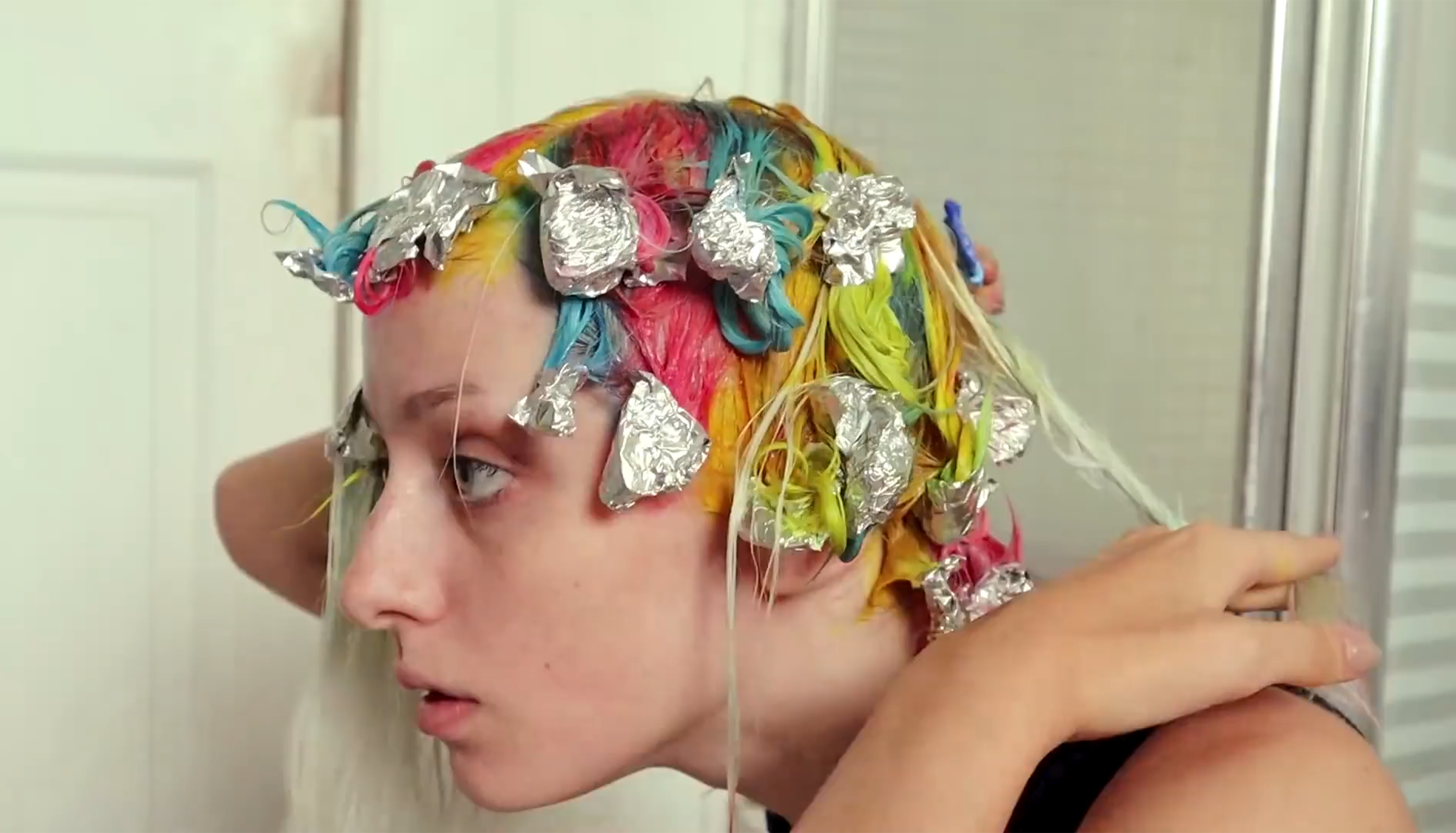 she-bleached-her-blue-hair-and-brought-rainbow-hair-back-again