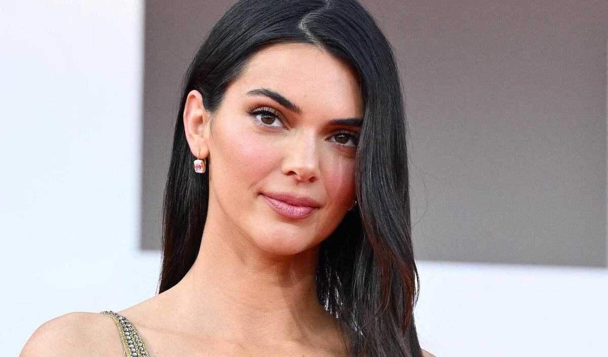 Dans une robe Giorgio Armani vieille de plus de 30 ans, Kendall Jenner fait son entrée à Venise