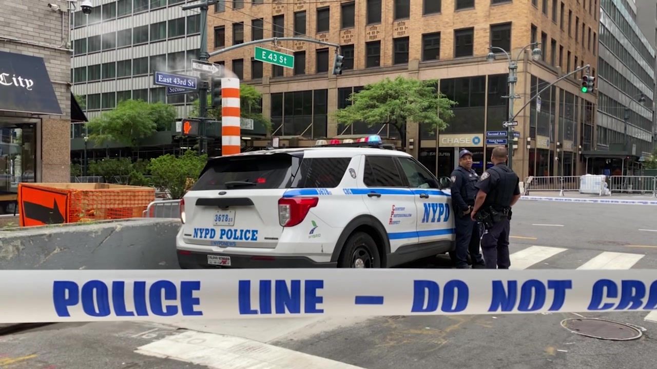 Man shot dead by NYPD on Brooklyn Bridge after charging at officers ...