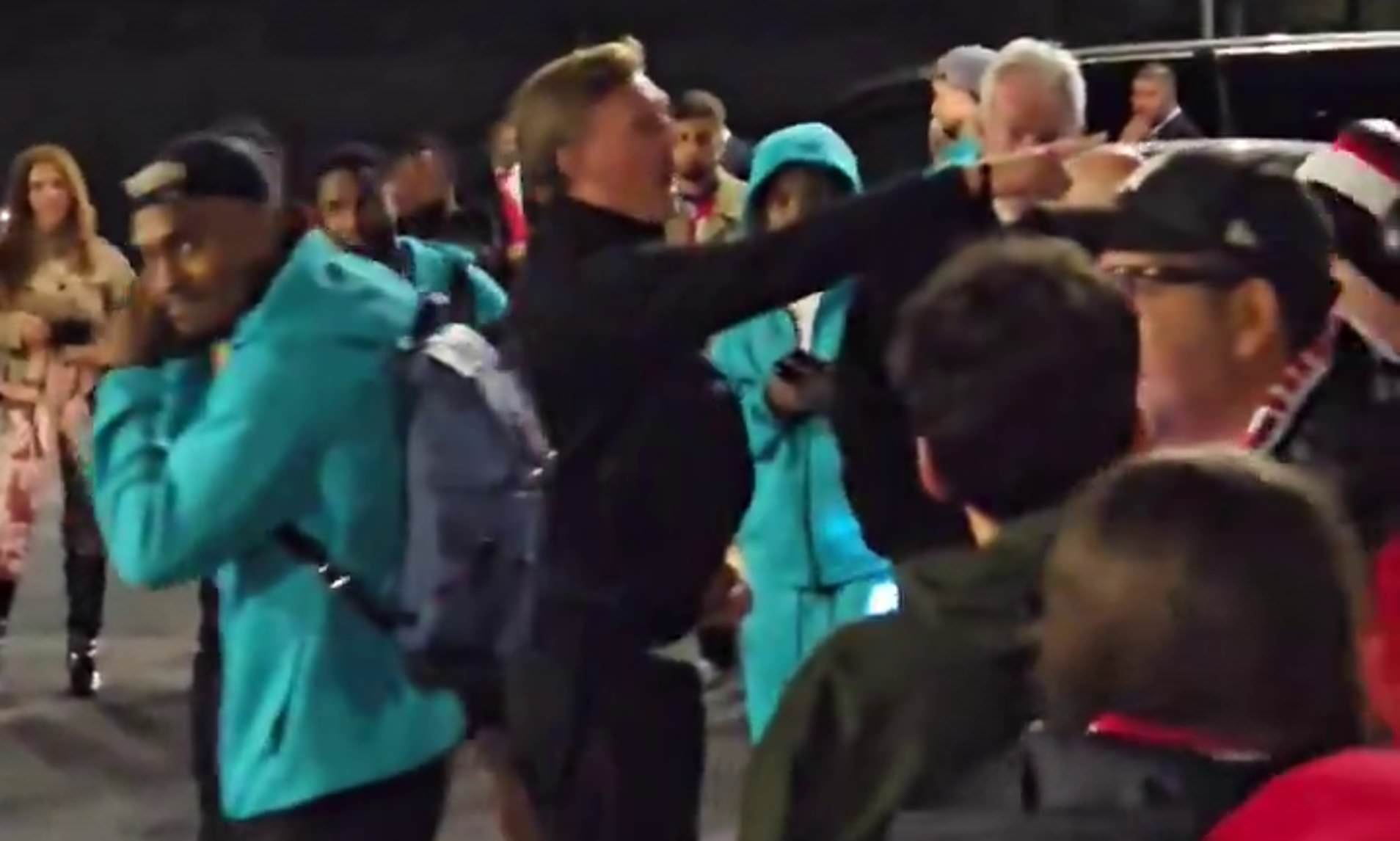 Darren Fletcher puts 'abusive' Man United autograph-hunters in place: Coach shouts back at angry fan