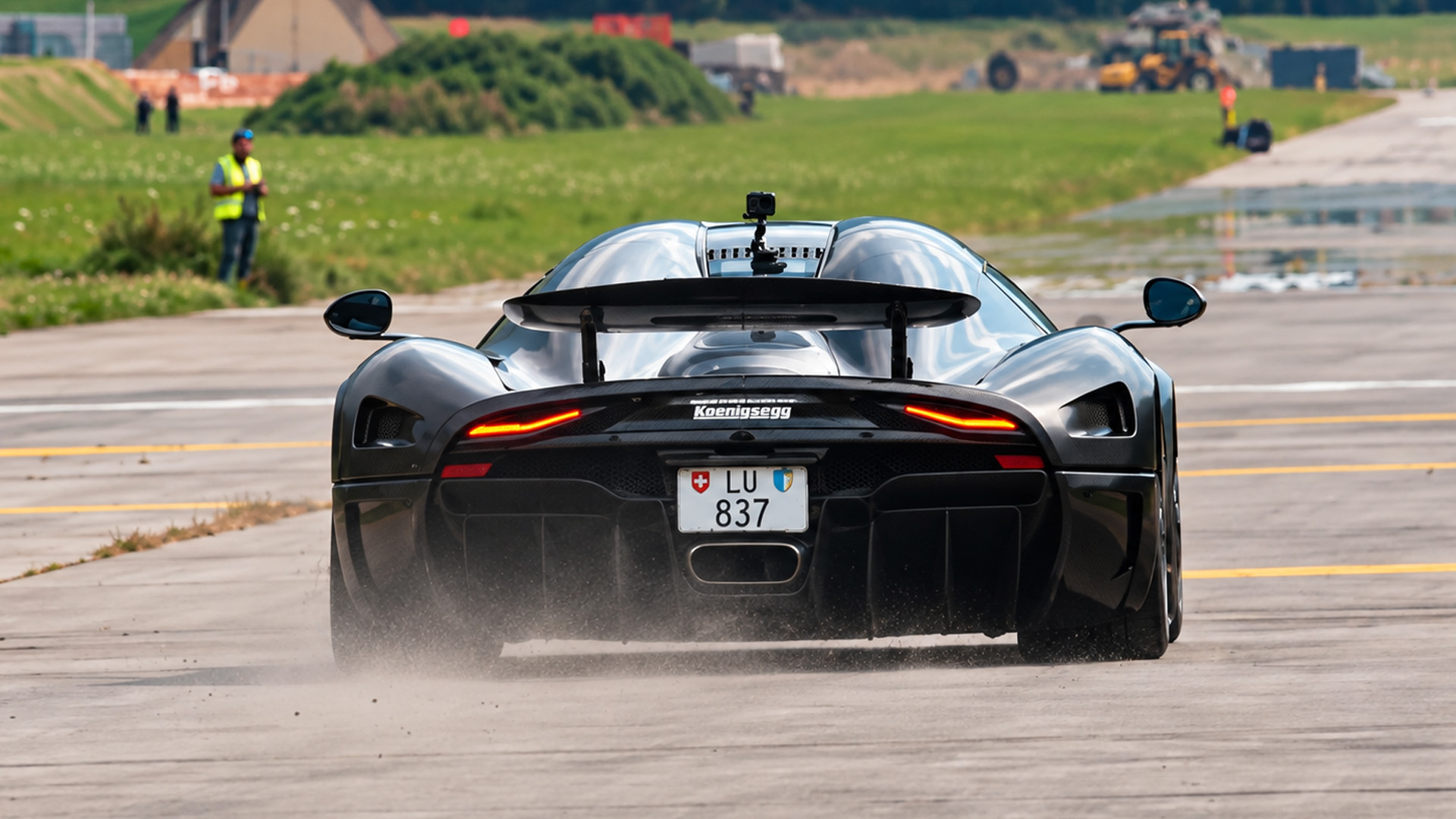 Koenigsegg Regera delivers high performance on a straight run
