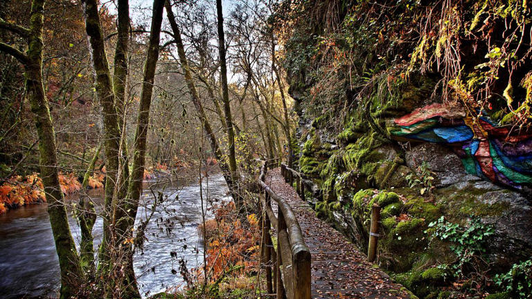  Estas son las 14 rutas que Galicia propone este otoño por solo cinco euros: termas, petroglifos y miradores 