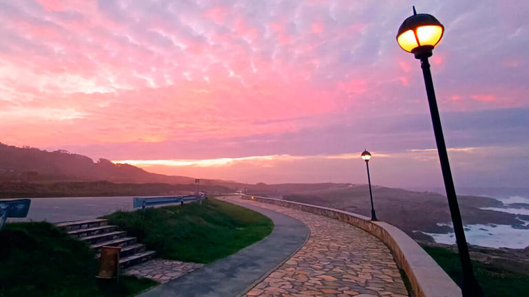 Un paseo marítimo entre acantilados, pescado exquisito y playas infinitas: el pueblo de Galicia donde puedes dormir en camper junto al mar