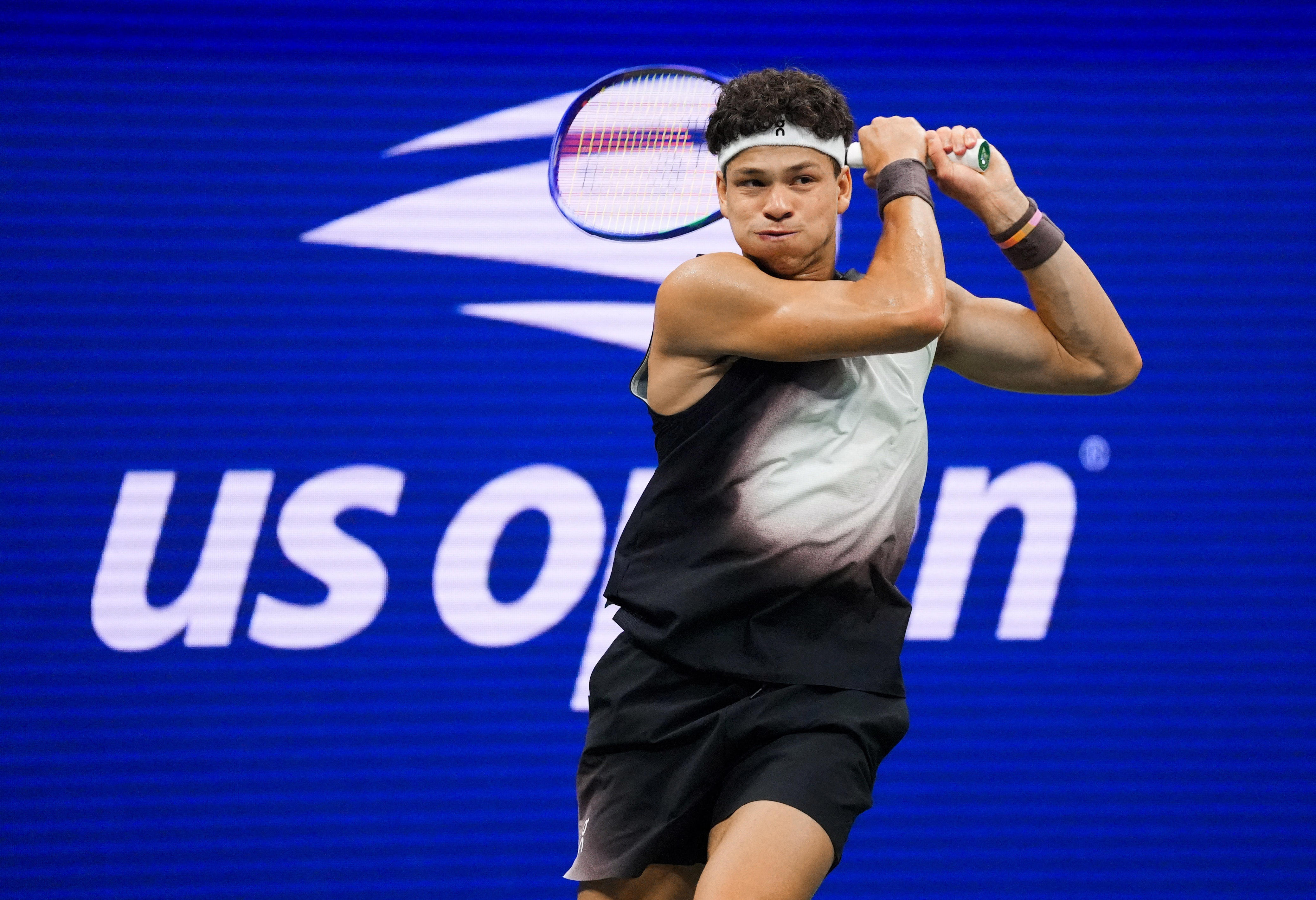 Shelton beats Tiafoe, one win from ending American US Open drought