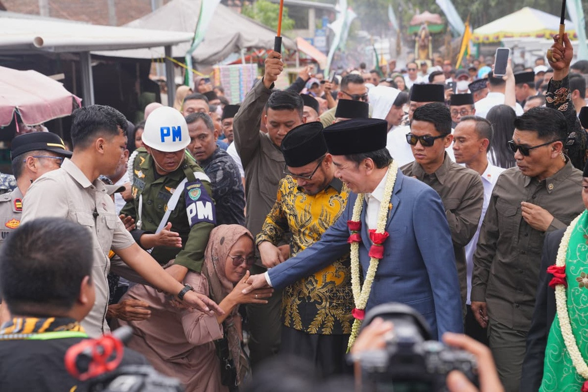 Jokowi Disambut Histeris Warga Cirebon Saat Hadiri Syukuran Khitanan Anak Ustadz Ujang Busthomi