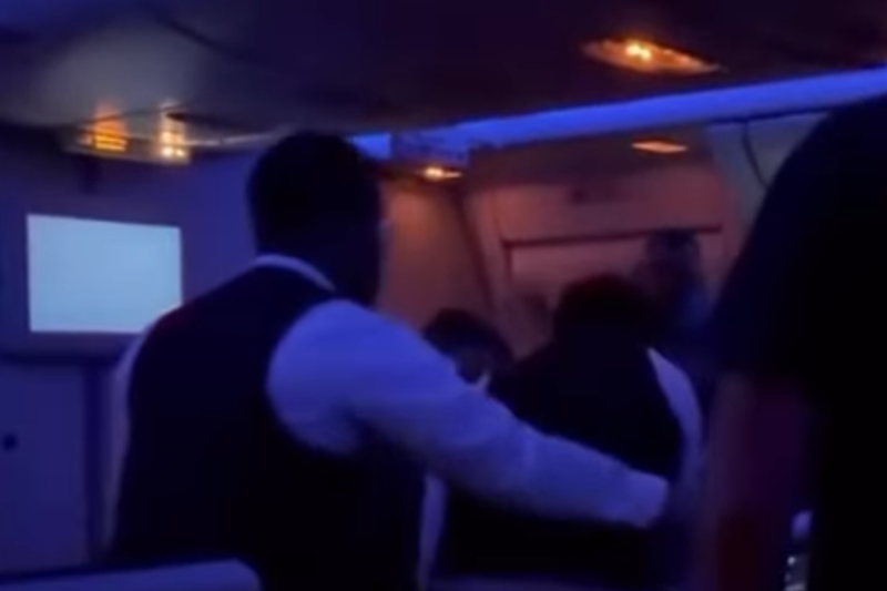 Passengers restrained on flight from Melbourne over 'threats'