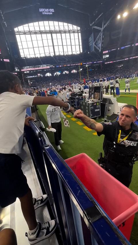 Indianapolis officer uses sign language with deaf Colts fan