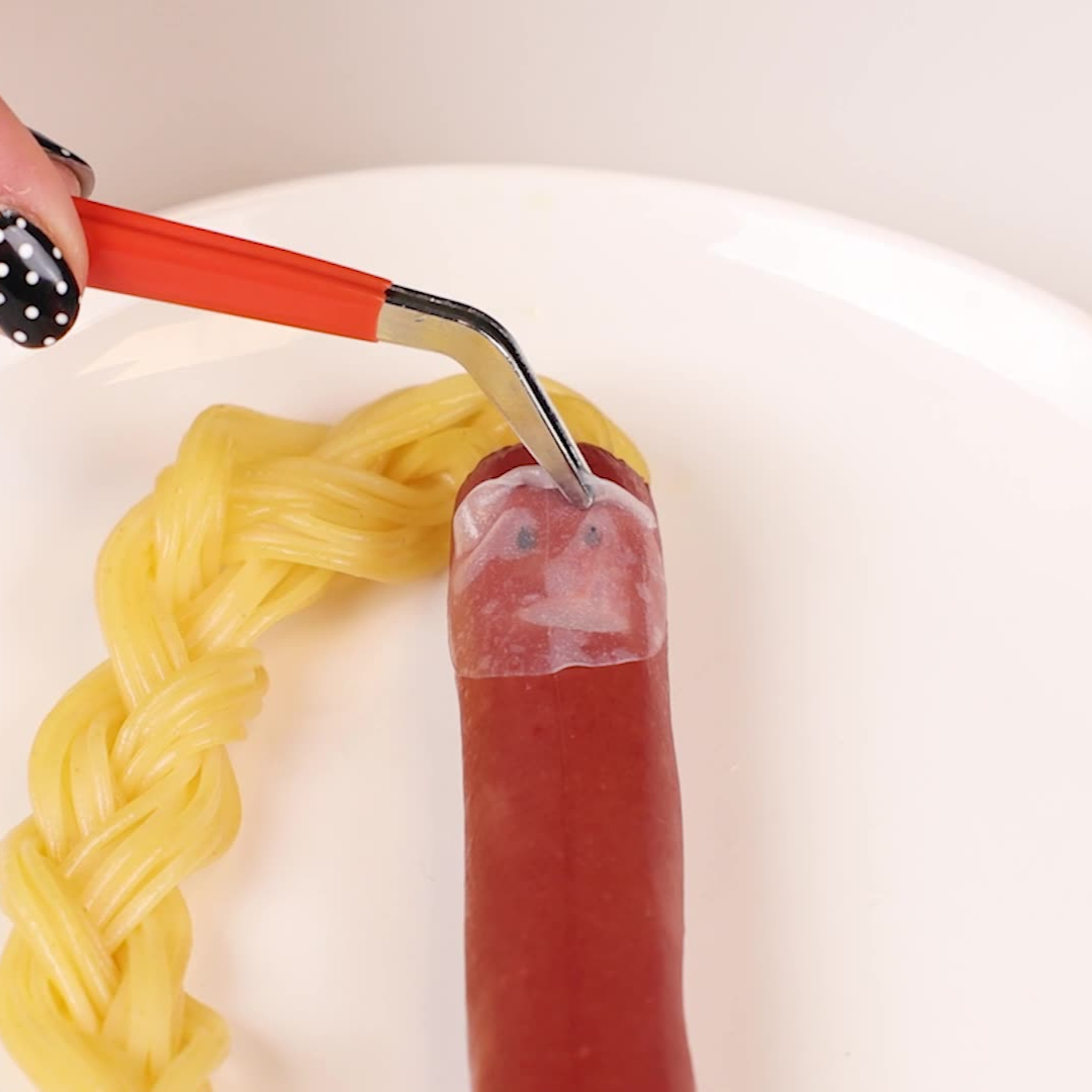Making a Rapunzel hotdog 🌭