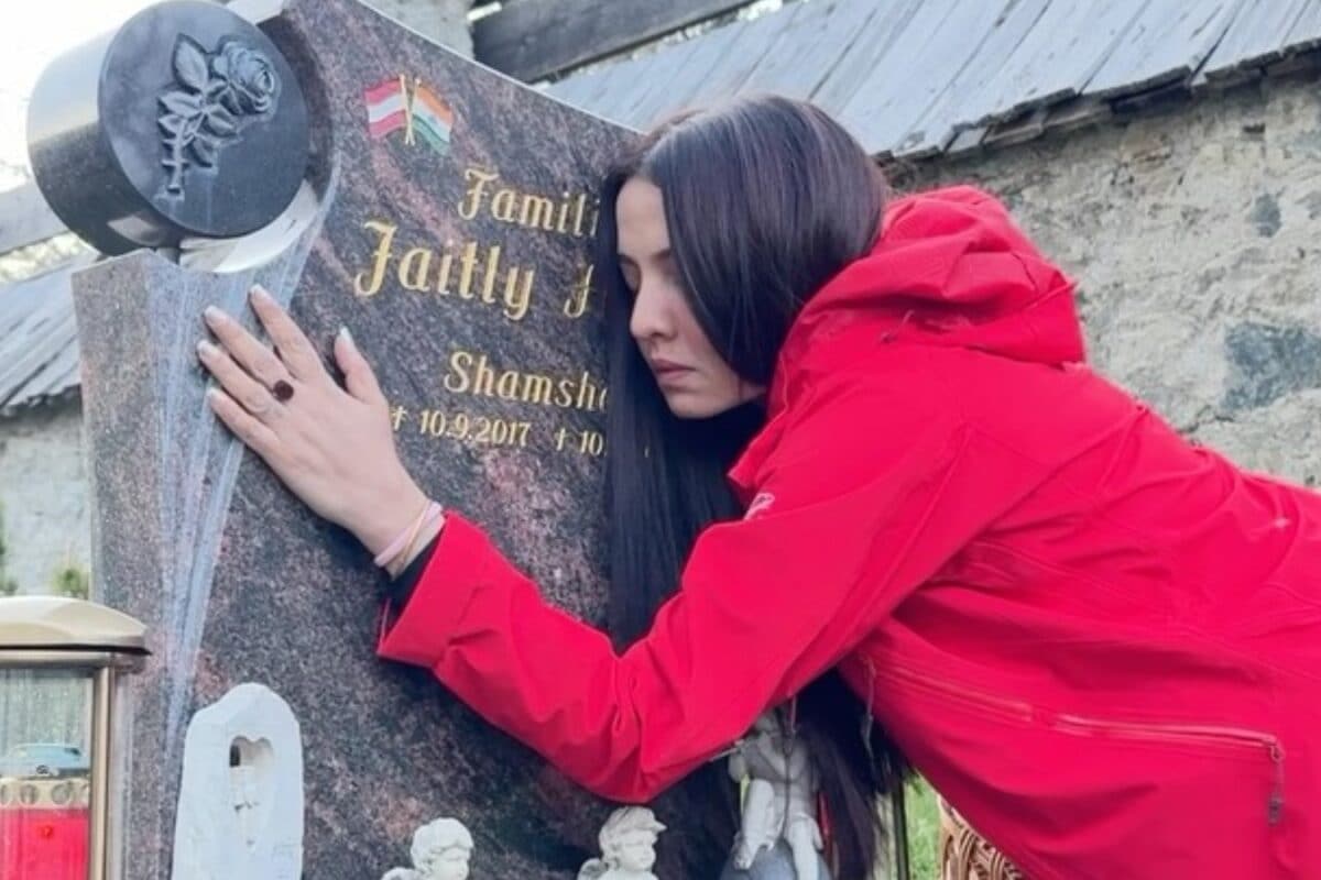 celina-jaitley-kisses-and-hugs-her-son-s-grave-pens-heartbreaking-note