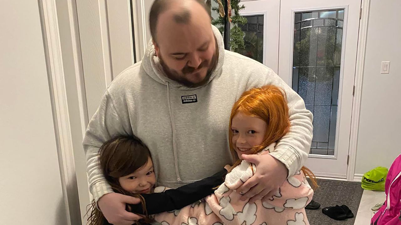 Sailor photobombs younger sisters after Santa letter request | Happily