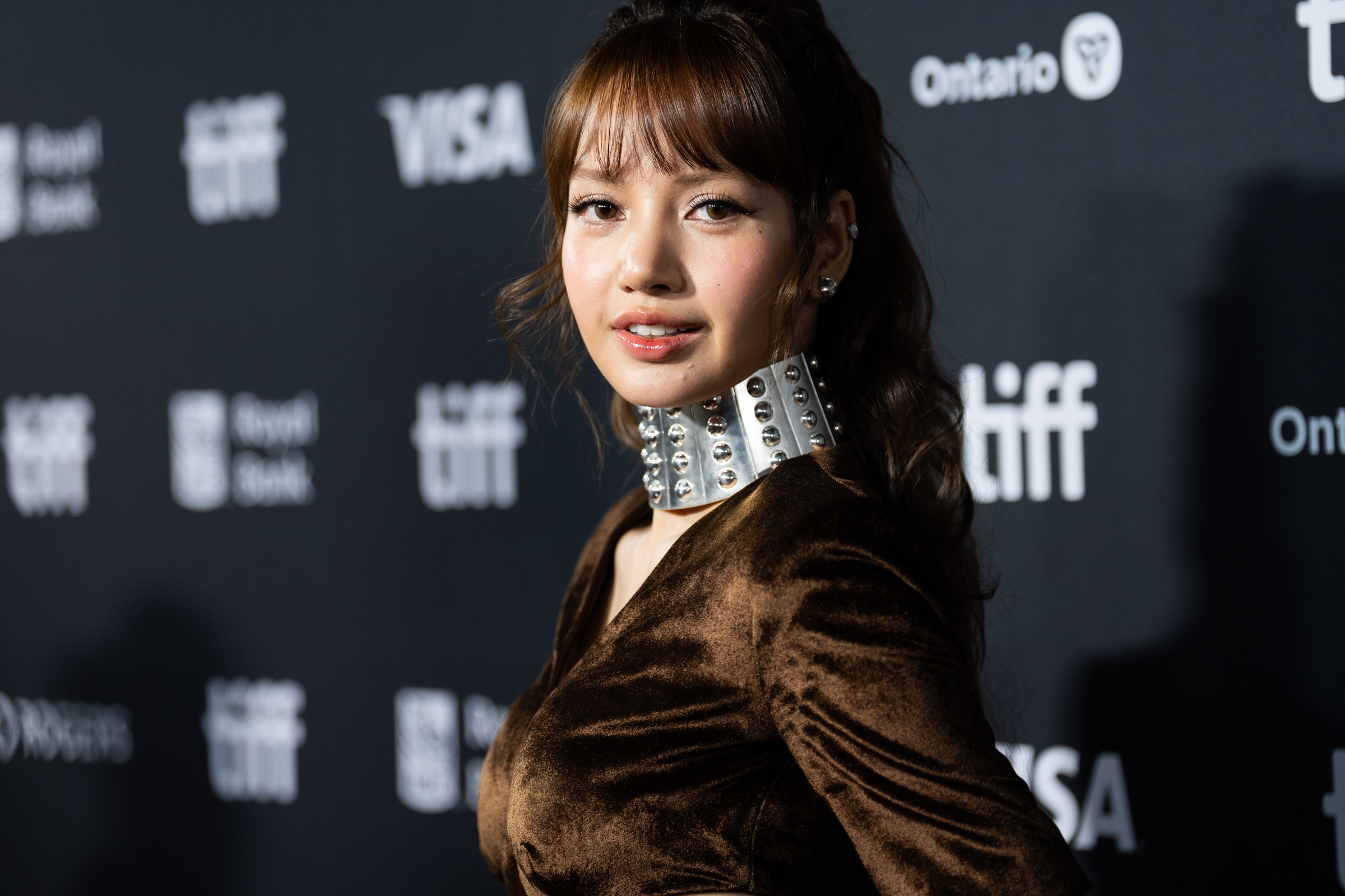 Lisa nổi bật trên thảm đỏ Liên hoan phim Toronto