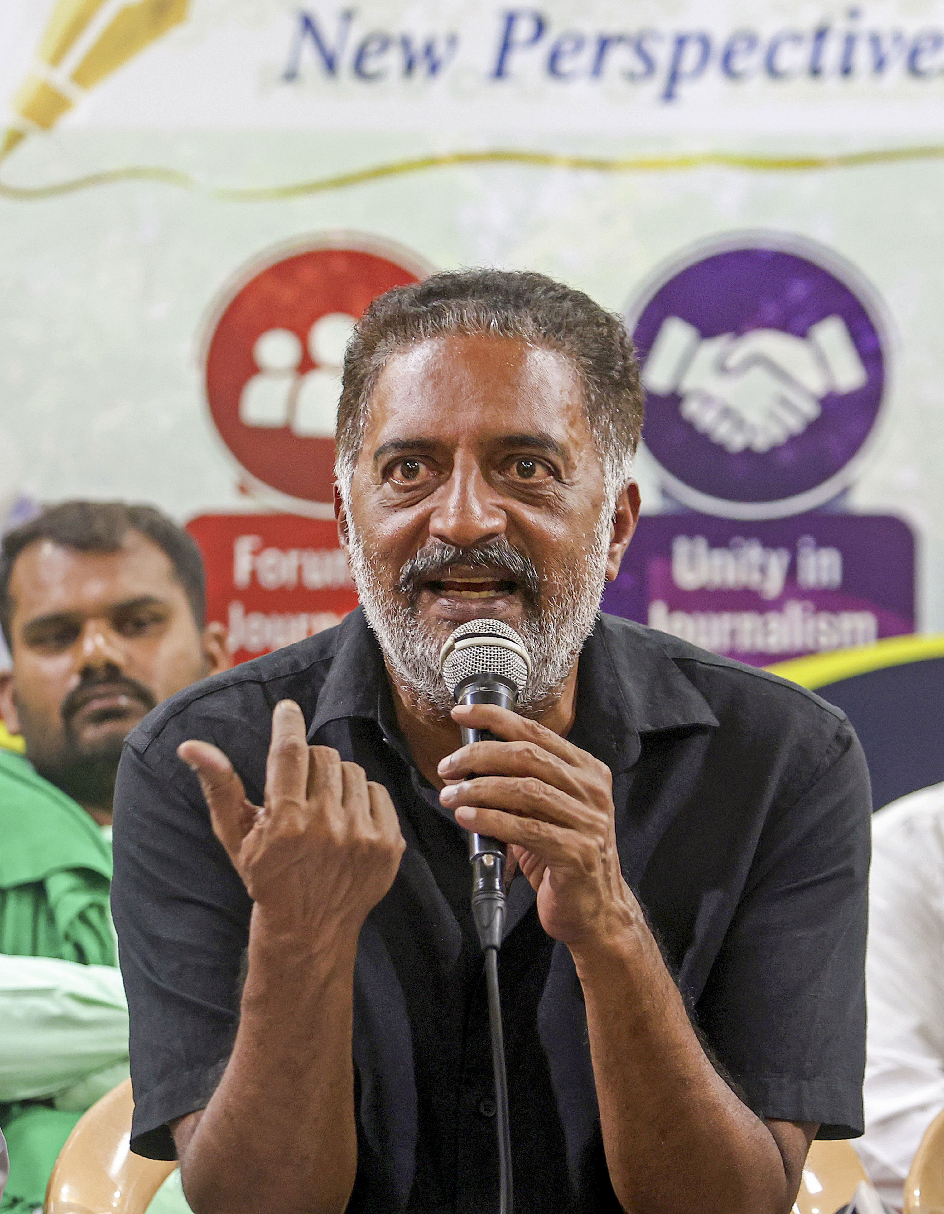 Actor Prakash Raj announces campaign across 10 districts in K'TAKA to ...