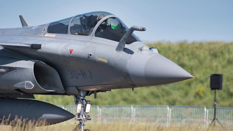 Un Rafale au roulage, avant décollage. L'appareil doit recevoir progressivement les équipements du standard F5 d'ici 2033. © Flavien Dessertine / Shutterstock