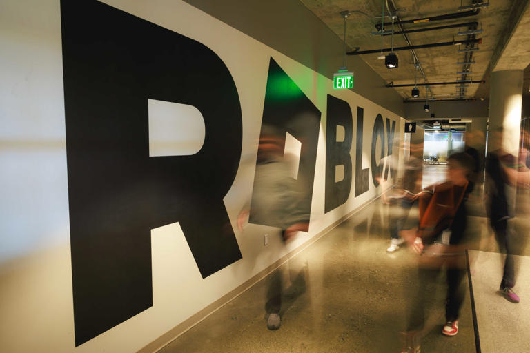 New Roblox update adds stand-alone apps, more AI, and new monetization ...