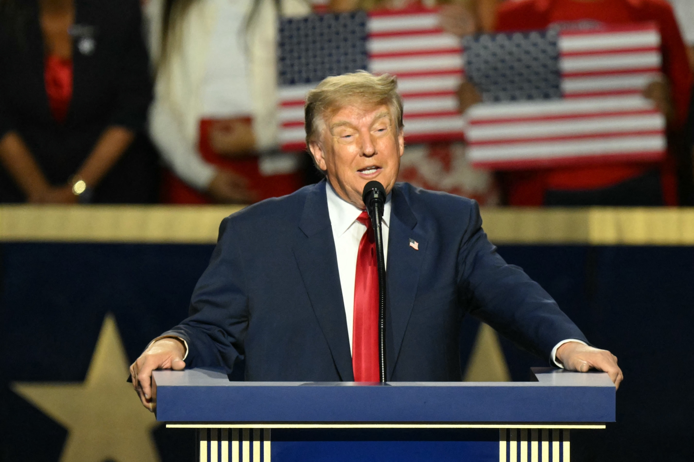 Đảng Cộng hòa chia rẽ trước lời hứa phát 5.000 USD của ông Trump