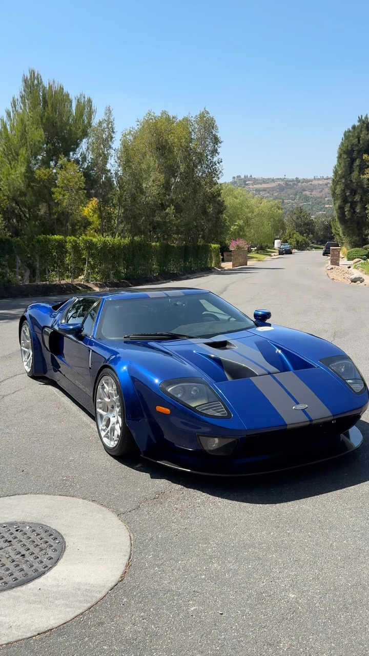 Exploring the exterior of a custom Ford GT R