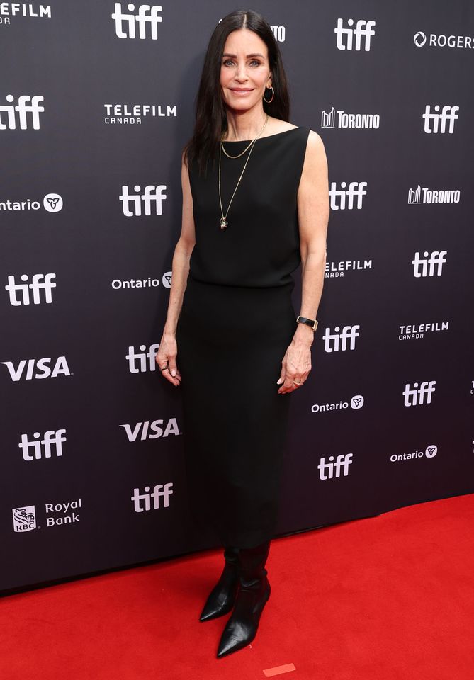 Courteney Cox steps out for rare red carpet appearance for “Evil Genius ...