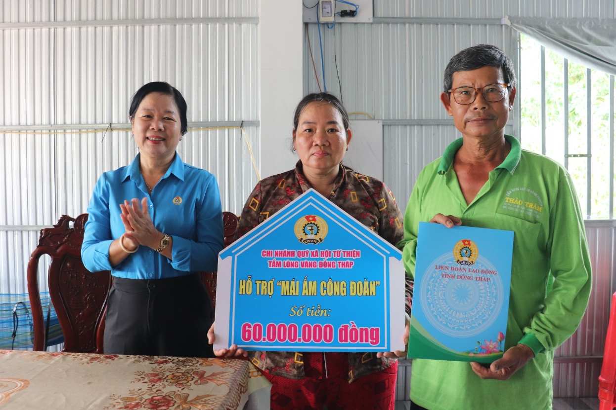 Bàn giao “Mái ấm Công đoàn” cho đoàn viên khó khăn về nhà ở