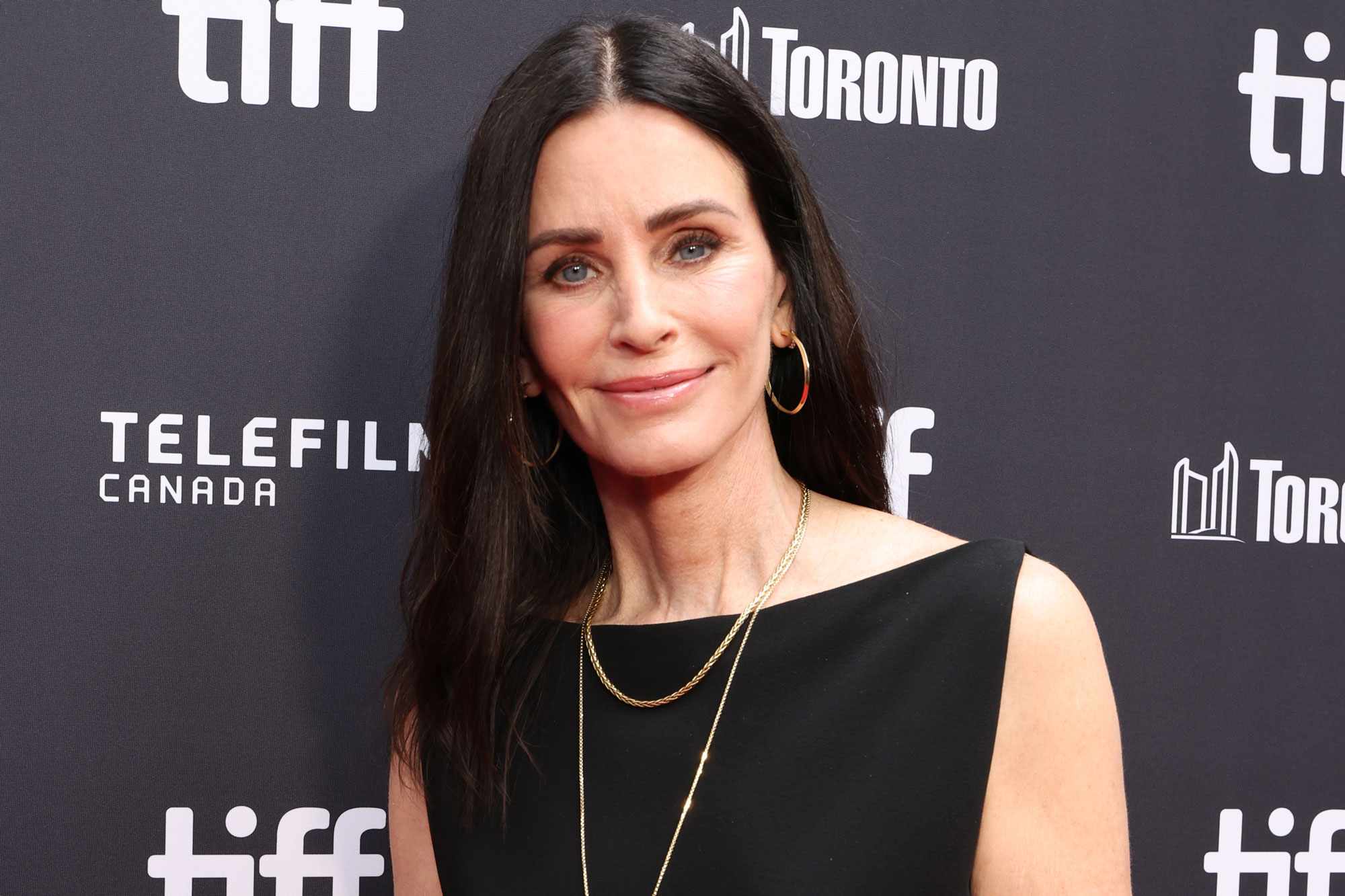 Courteney Cox steps out for rare red carpet appearance for “Evil Genius ...