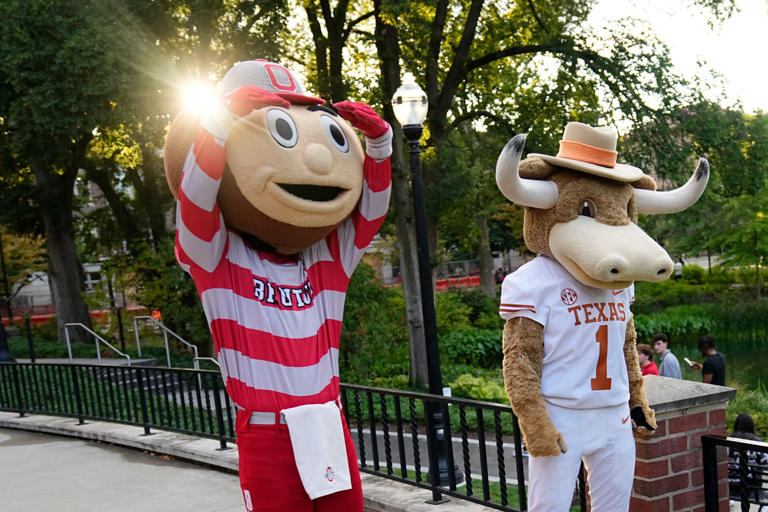 Best 'College GameDay' signs from Week 2 at Texas