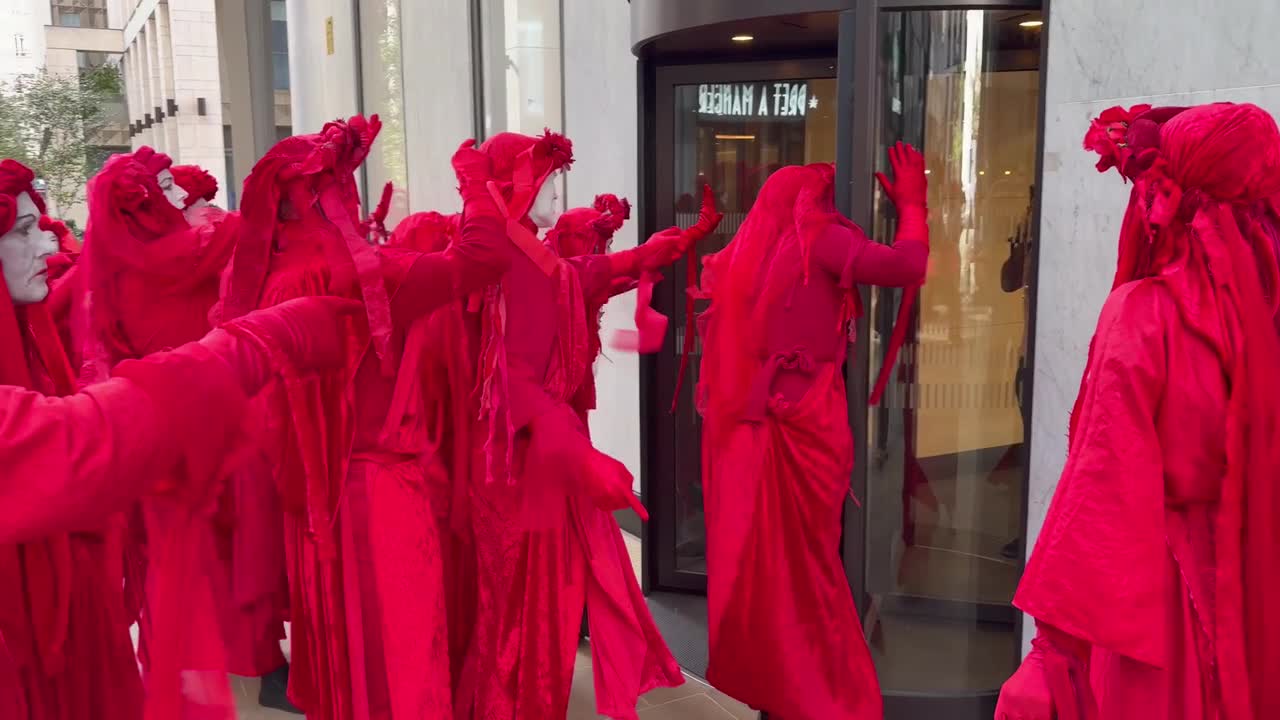 Extinction Rebellion’s Red Rebels visit Shell and News UK headquarters ...