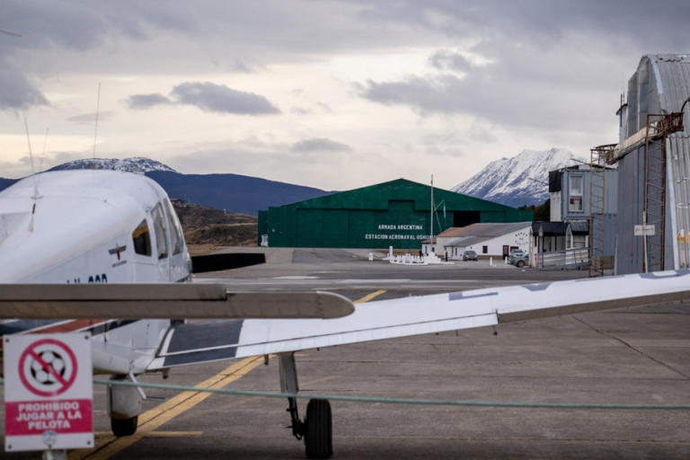 El Aeroclub de Ushuaia y la Estación Aeronaval de Ushuaia, situados junto a la zona donde el gobierno argentino planea construir una nueva base naval.