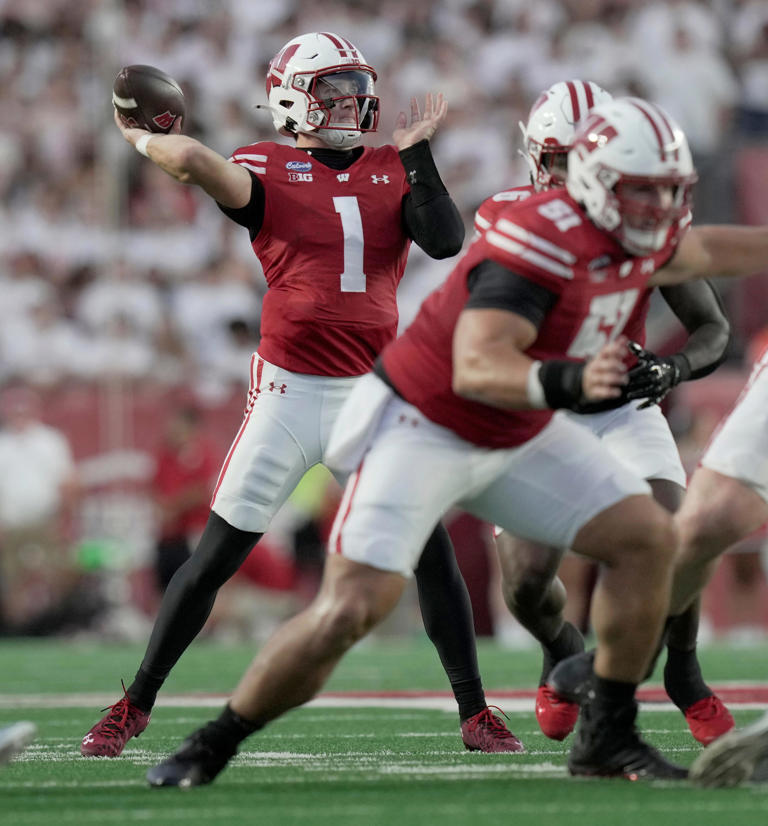 Wisconsin football vs Michigan State live score updates, game highlights