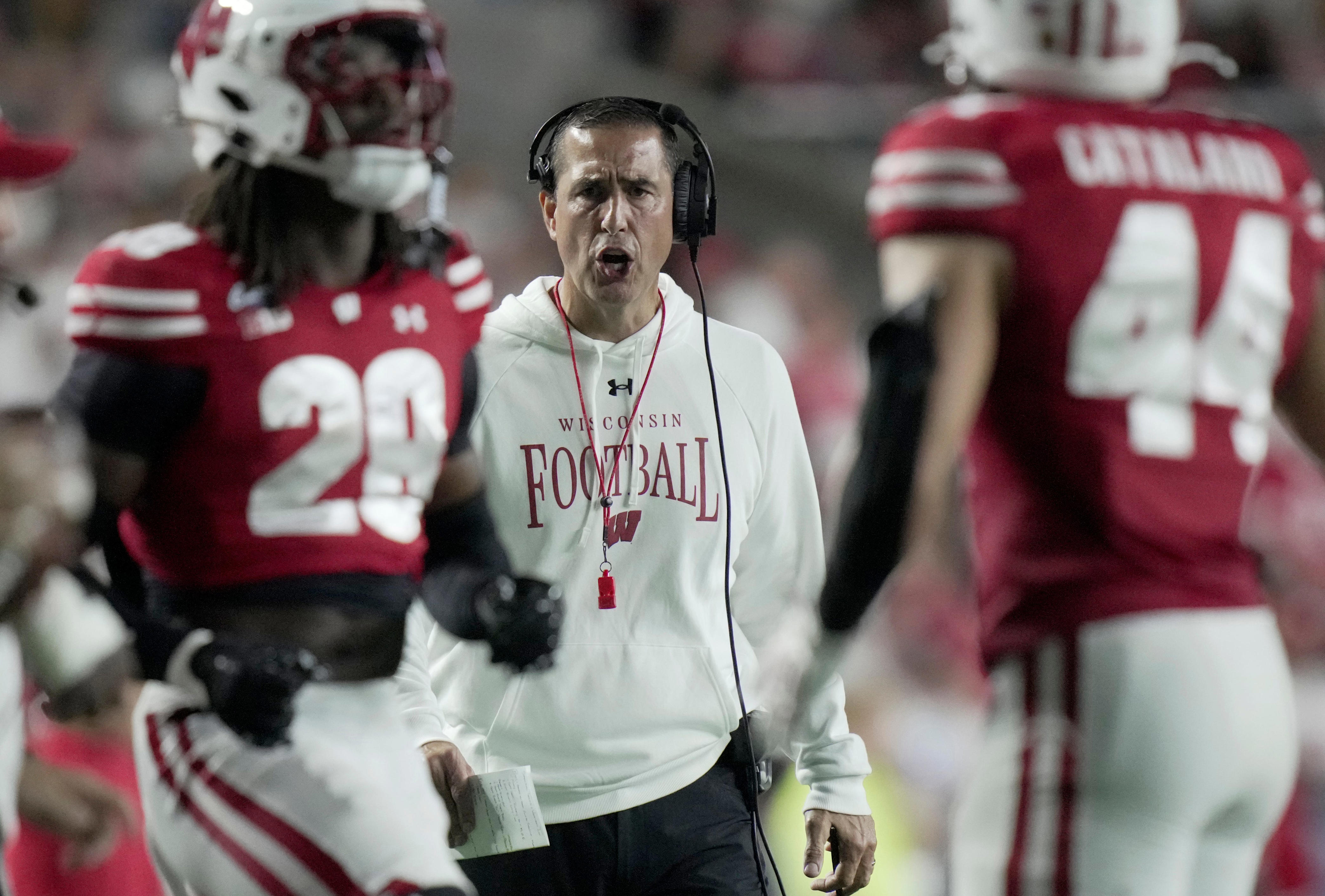 Wisconsin football vs USC live updates as Badgers lead in second half
