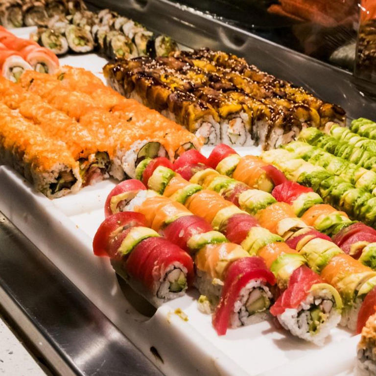Il mange 100 assiettes de sushis dans un buffet à volonté : le restaurant prend une décision radicale