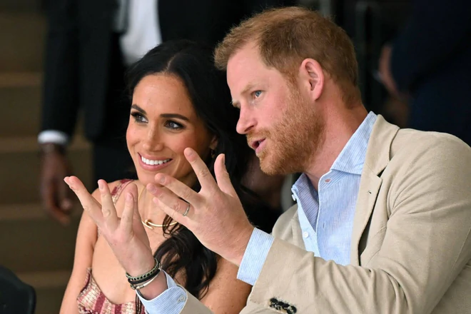 Vợ chồng Meghan Markle bị chế giễu công khai