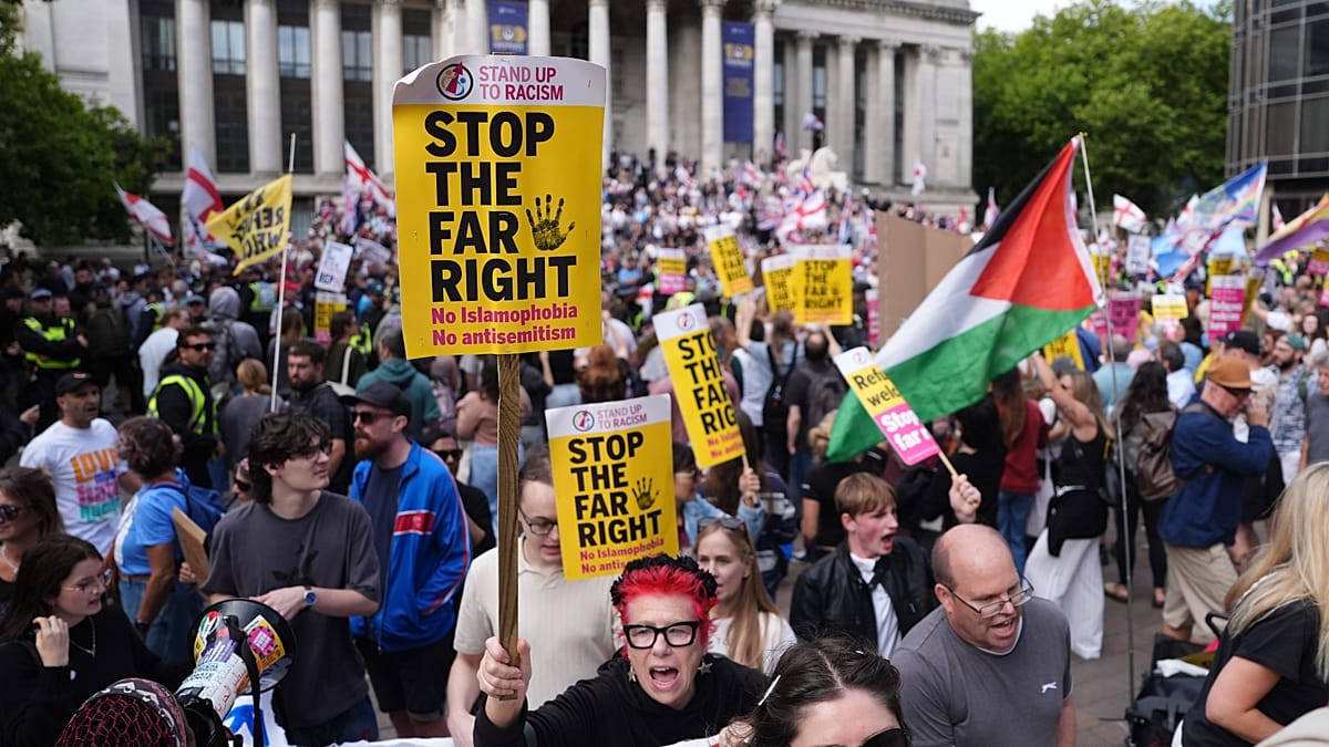 UK: Anti-immigrant and anti-racism protesters face off in Portsmouth