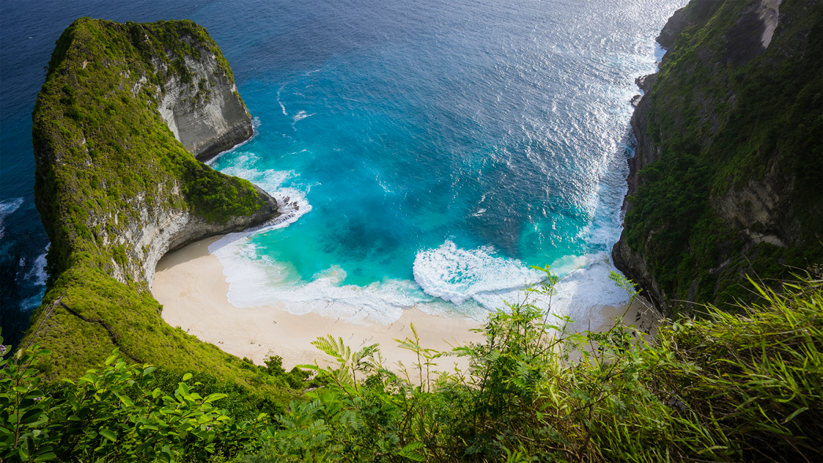 Australian tourist dies after 80-meter fall at Asia’s second-best beach