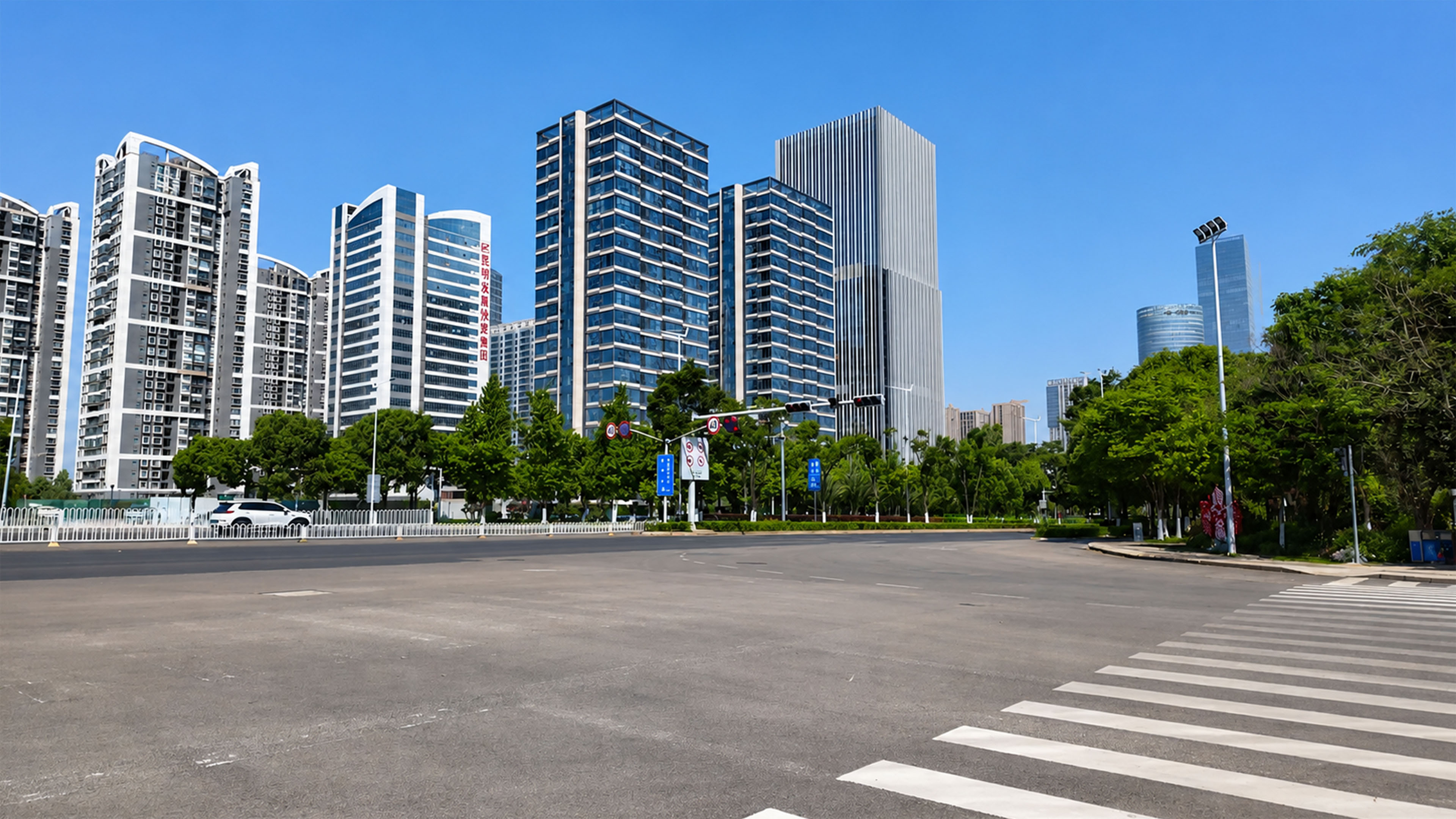La Chine dévoile une ligne d'horizon moderne entourée de verdure urbaine