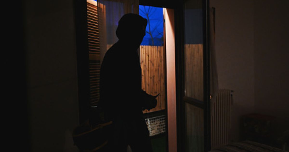 Burglar armed with submachine gun raids Missouri house: The homeowner sent him home in a body bag