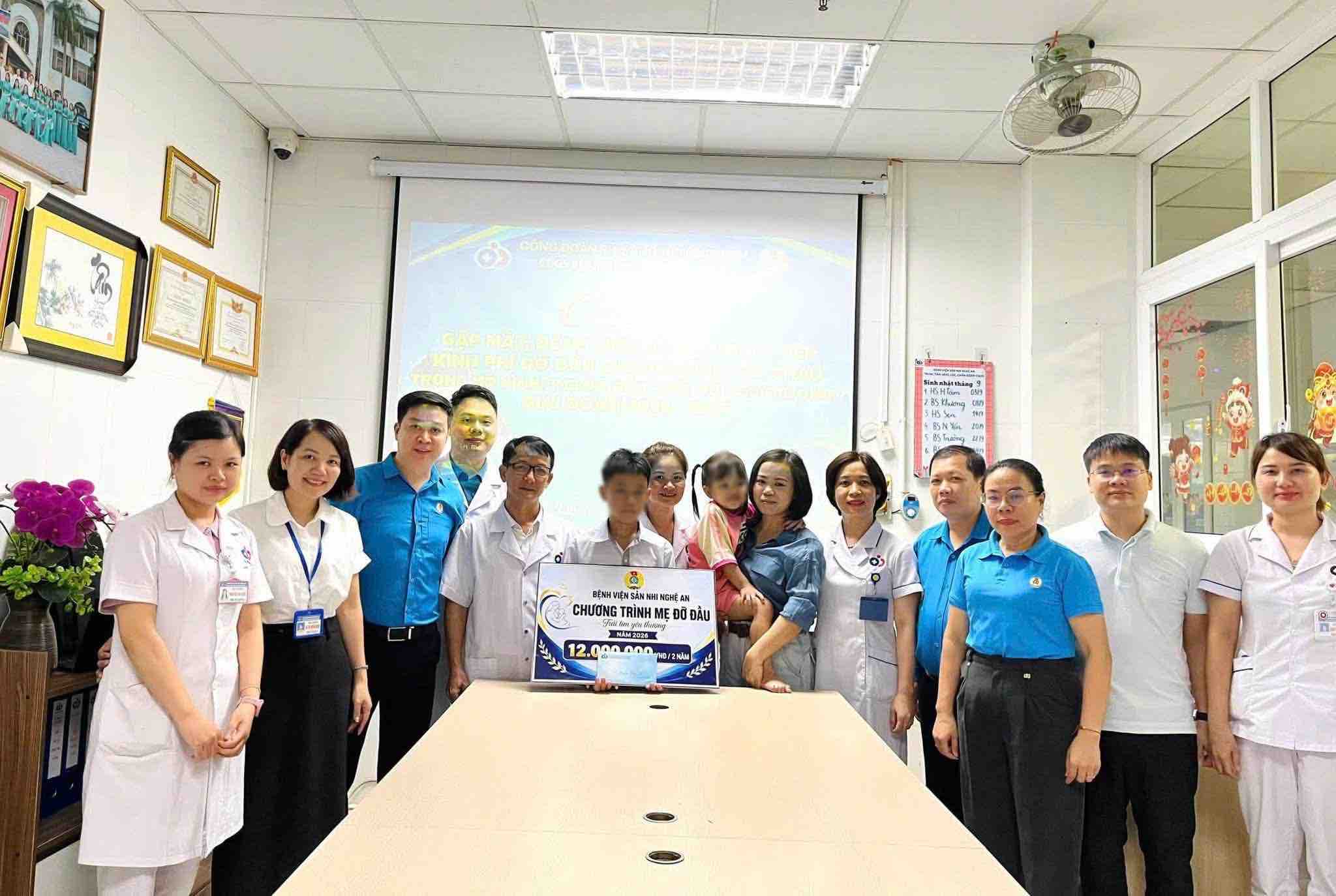 Công đoàn Bệnh viện Sản Nhi Nghệ An nhận đỡ đầu con đoàn viên khó khăn