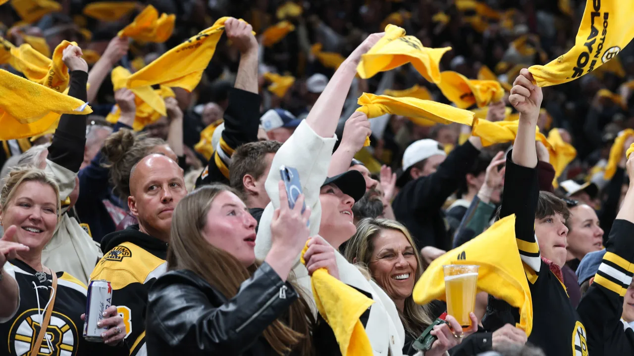 Bruins top prospect James Hagens makes loud opening statement