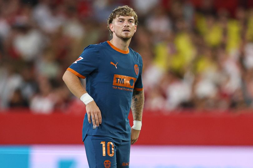 Harvey Elliott of Valencia during the La Liga EA Sports match between Sevilla FC and Valencia CF