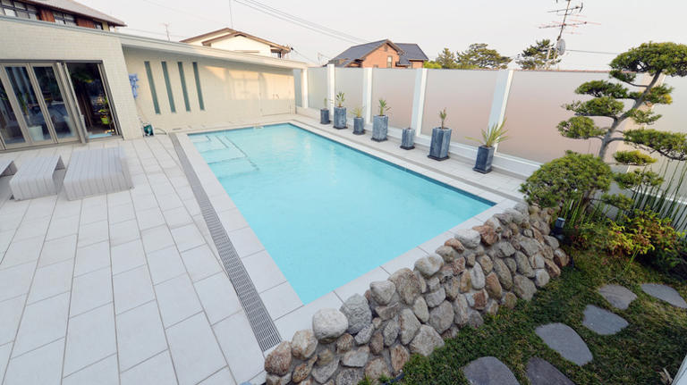 14 modern backyard trends that'll upgrade your pool area