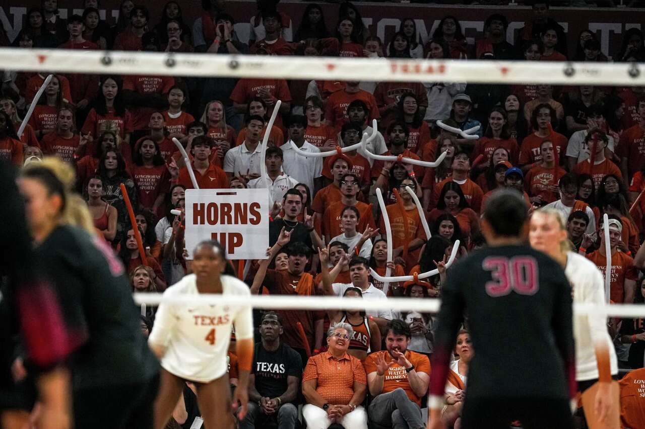 Texas vs Wisconsin volleyball: Live updates, TV/streaming info as Longhorns seize 2-1 lead
