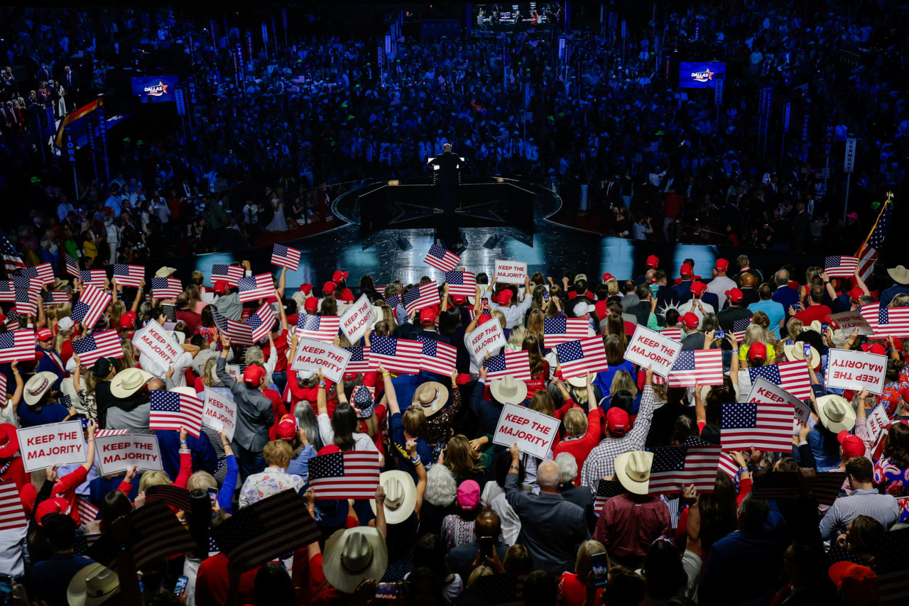 Democrats have midterm momentum. Here's what risks tripping them up.