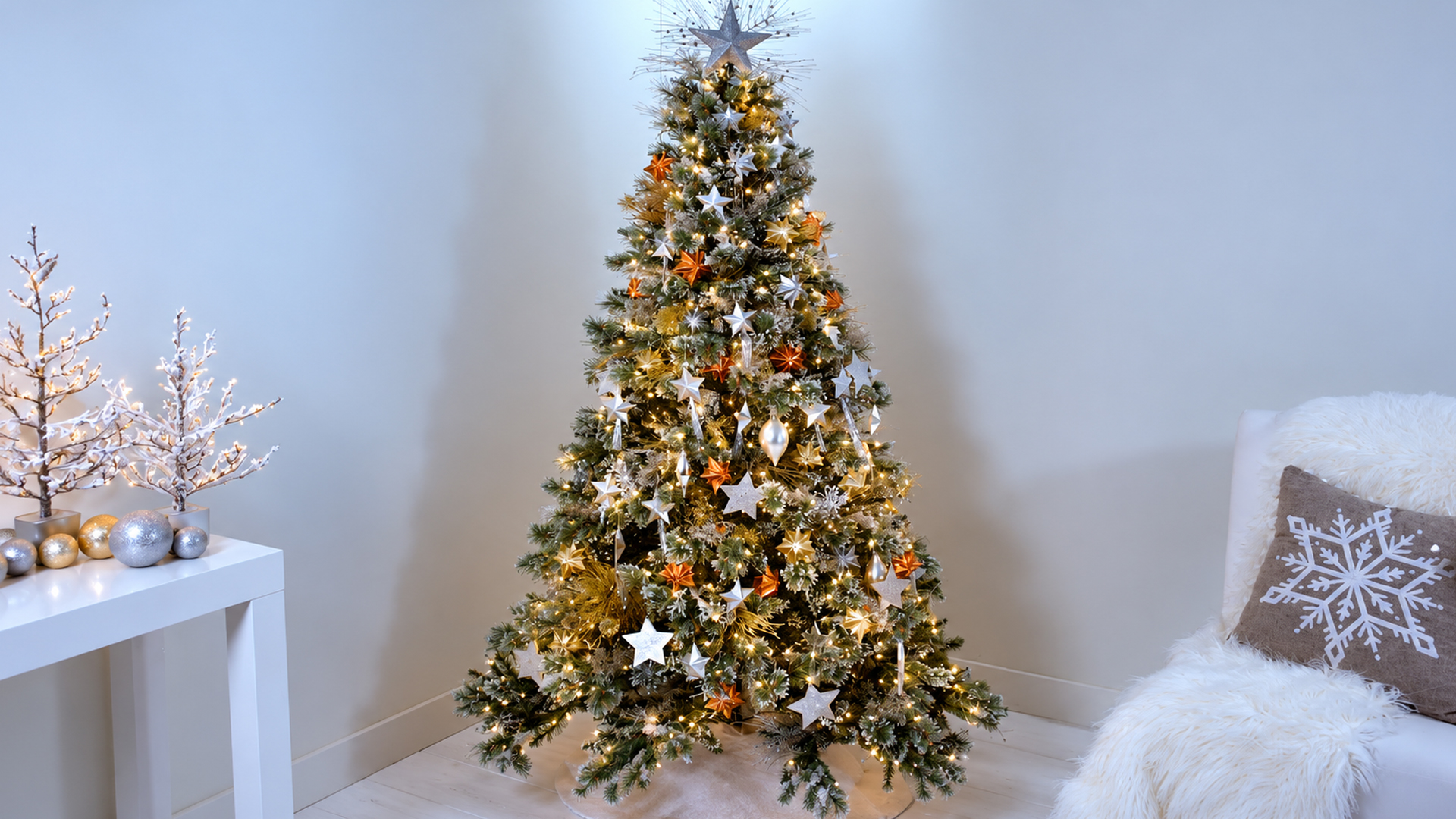 The statement tree topper that perfectly anchors a celestial holiday theme